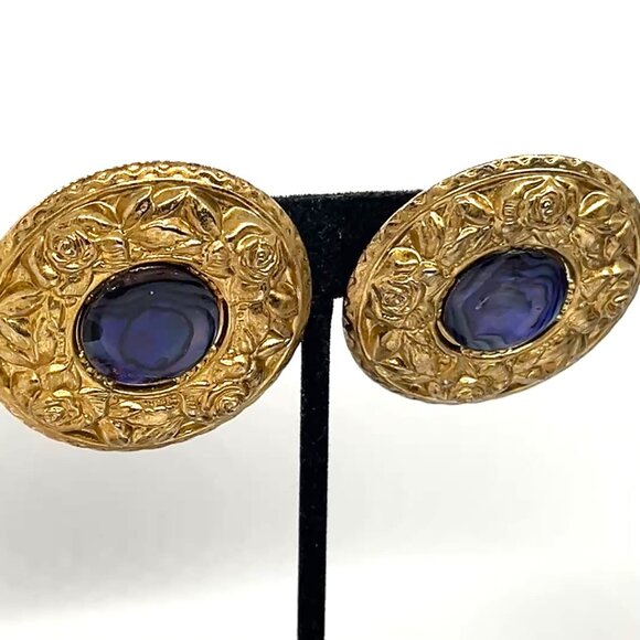 VINTAGE BUTLER ORNATE GOLD TONE LARGE DISC FLORAL EARRINGS PURPLE RESIN ROUND - Picture 6 of 15